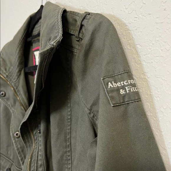 Abercrombie & Fitch | Utility Cargo Army Cropped Outerwear Jacket - Picture 3 of 8